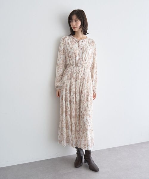 YECCA VECCA（イェッカヴェッカ）の「ボタニカル柄ボウタイプリーツワンピース（ワンピース・レディース・ブラック/アイボリー・FREE）」の2枚目の写真