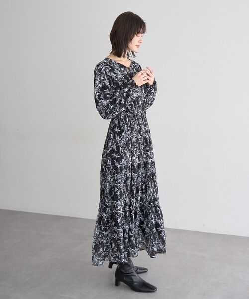 YECCA VECCA（イェッカヴェッカ）の「ボタニカル柄ボウタイプリーツワンピース（ワンピース・レディース・ブラック/アイボリー・FREE）」の4枚目の写真