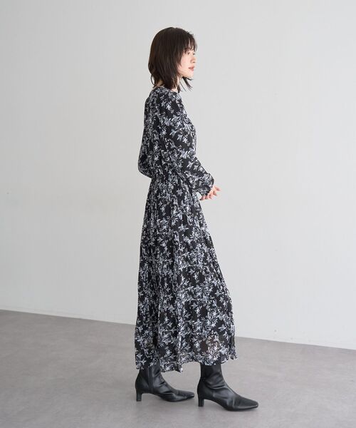 YECCA VECCA（イェッカヴェッカ）の「ボタニカル柄ボウタイプリーツワンピース（ワンピース・レディース・ブラック/アイボリー・FREE）」の7枚目の写真