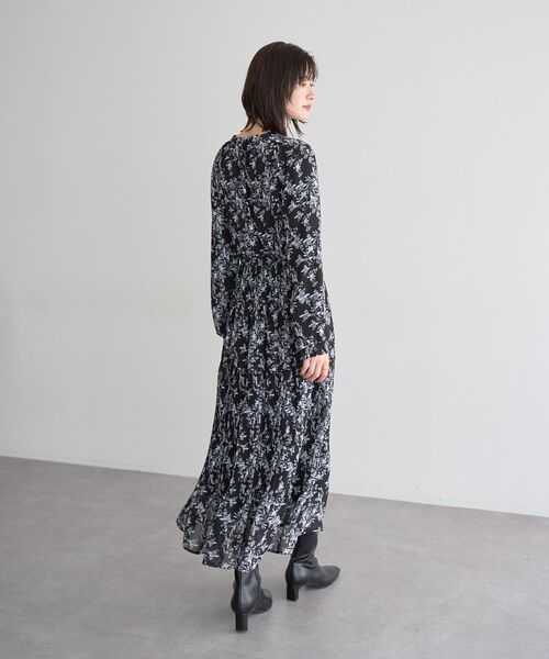 YECCA VECCA（イェッカヴェッカ）の「ボタニカル柄ボウタイプリーツワンピース（ワンピース・レディース・ブラック/アイボリー・FREE）」の8枚目の写真