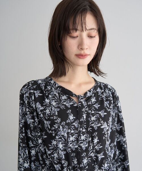 YECCA VECCA（イェッカヴェッカ）の「ボタニカル柄ボウタイプリーツワンピース（ワンピース・レディース・ブラック/アイボリー・FREE）」の10枚目の写真