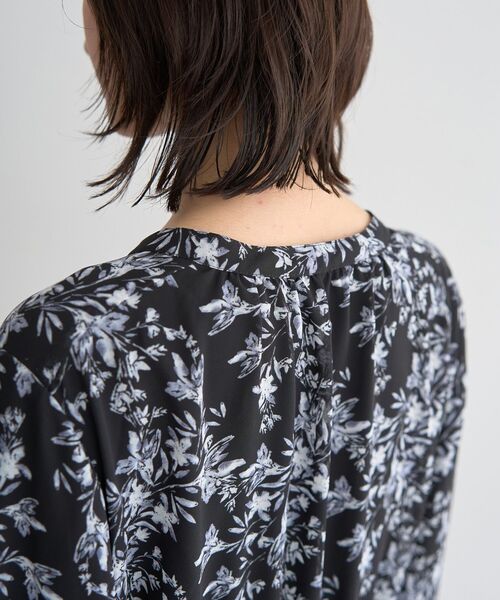 YECCA VECCA（イェッカヴェッカ）の「ボタニカル柄ボウタイプリーツワンピース（ワンピース・レディース・ブラック/アイボリー・FREE）」の11枚目の写真