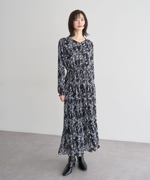 YECCA VECCA（イェッカヴェッカ）の「ボタニカル柄ボウタイプリーツワンピース（ワンピース・レディース・ブラック/アイボリー・FREE）」の3枚目の写真