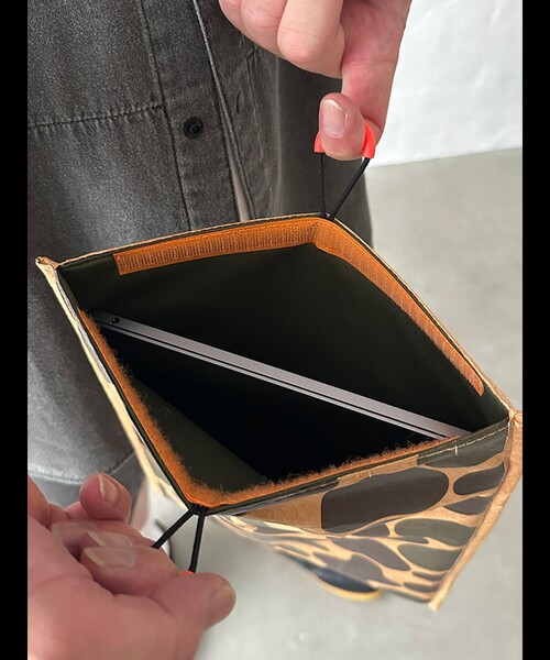 WEEKEND(ER)(ウィークエンダー)の「【WEEKEND(ER)/ウィークエンダー】TYPC CASE26SS/ティーワイピーシーケース26エスエス/ユニセックス/【WEB限定】(バックパック/リュック・メンズ・ベージュ/グレー・フリー)」の4枚目の写真