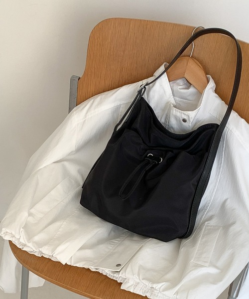 FINEnough(ファインナフ)の「シャーリングショルダーバッグ(ショルダーバッグ・レディース・ブラック/ブラウン/ホワイト・FREE)」の9枚目の写真