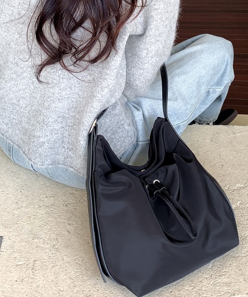 FINEnough(ファインナフ)の「シャーリングショルダーバッグ(ショルダーバッグ・レディース・ブラック/ブラウン/ホワイト・FREE)」の11枚目の写真