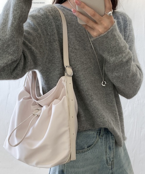 FINEnough(ファインナフ)の「シャーリングショルダーバッグ(ショルダーバッグ・レディース・ブラック/ブラウン/ホワイト・FREE)」の19枚目の写真