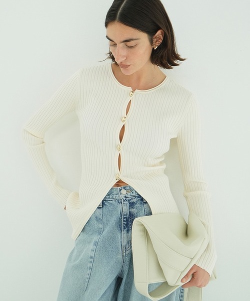 CLANE(クラネ)の「W FACE GOLD BUTTON KNIT TOPS(ニット/セーター・レディース・ブラック/アイボリー/ベージュ・1/2)」の3枚目の写真