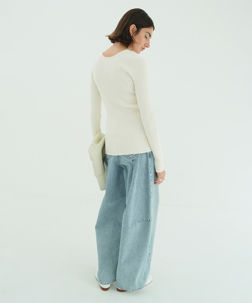 CLANE(クラネ)の「W FACE GOLD BUTTON KNIT TOPS(ニット/セーター・レディース・ブラック/アイボリー/ベージュ・1/2)」の4枚目の写真