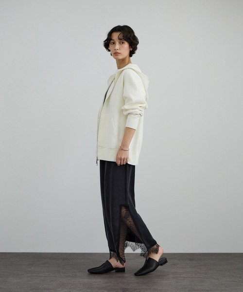 SALON adam et rope'(サロン アダム エ ロペ)の「クレープスウェットライクジップパーカー(パーカー・レディース・グリーン系その他/オフホワイト/チャコールグレー・FREE)」の9枚目の写真