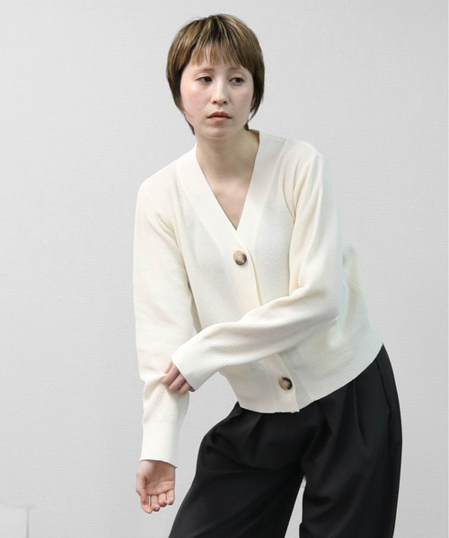THE CELL.(ザセルドット)の「ハイツイストヤーン片畦ビッグボタンカーディガン HIGH TWIST YARN HALF STITCH BIG BUTTON CARDIGAN(カーディガン/ボレロ・レディース・オフホワイト/ブラック/グレイッシュベージュ・FREE)」の10枚目の写真