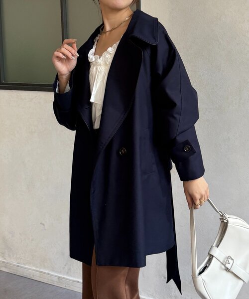 Thevon（ゼボン）の「パイピングミドルトレンチコート（トレンチコート・レディース・ベージュ/ネイビー・FREE）」の6枚目の写真