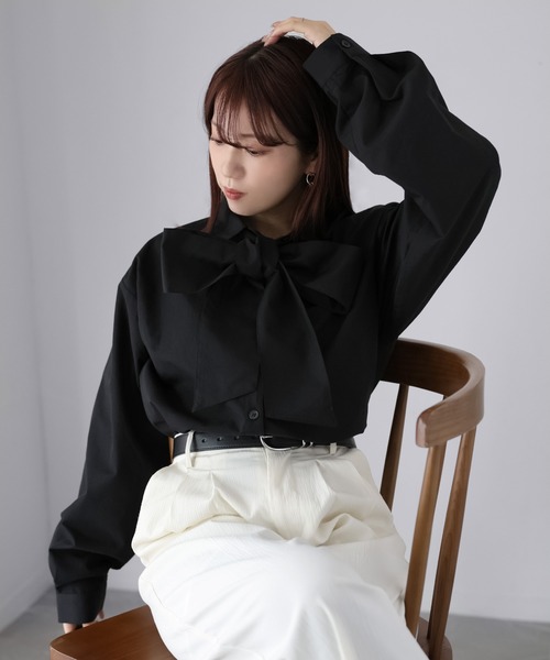 Riberry（リベリー）の「ボウタイリボンシャツ（シャツ/ブラウス・レディース・オフホワイト/ブルー/ブラック・FREE）」の2枚目の写真