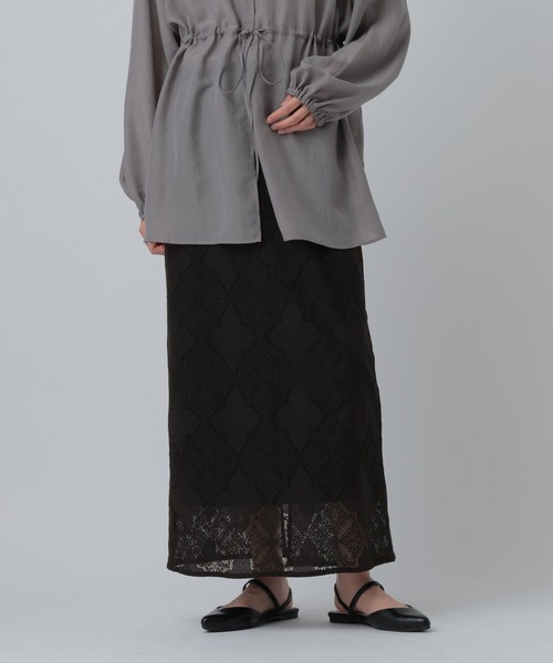 LEPSIM（レプシィム）の「大柄レースナロースカート　630159（スカート・レディース・ブラック/アイボリー・FREE）」の2枚目の写真