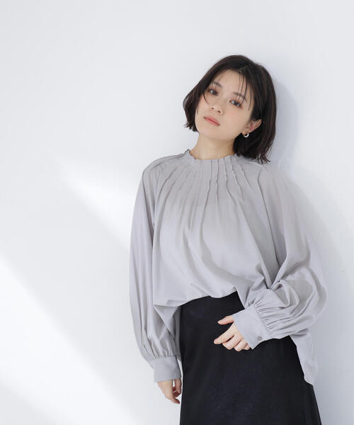 NATURAL BEAUTY BASIC(ナチュラルビューティーベーシック)の「◇タックネックブラウス(シャツ/ブラウス・レディース・グレイッシュベージュ/チャコールグレー/イエロー・FREE)」の7枚目の写真