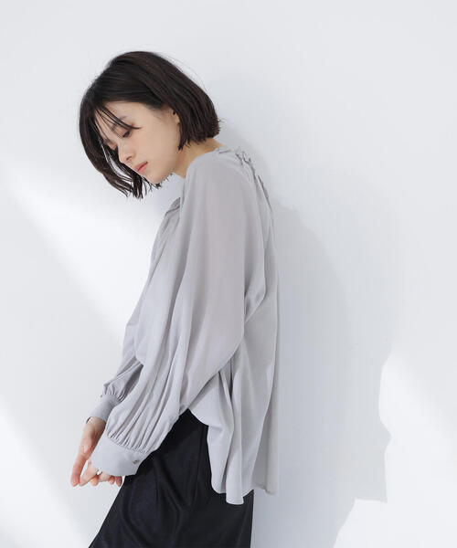 NATURAL BEAUTY BASIC(ナチュラルビューティーベーシック)の「◇タックネックブラウス(シャツ/ブラウス・レディース・グレイッシュベージュ/チャコールグレー/イエロー・FREE)」の9枚目の写真
