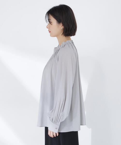NATURAL BEAUTY BASIC(ナチュラルビューティーベーシック)の「◇タックネックブラウス(シャツ/ブラウス・レディース・グレイッシュベージュ/チャコールグレー/イエロー・FREE)」の11枚目の写真
