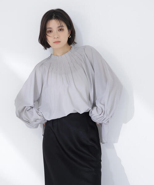 NATURAL BEAUTY BASIC(ナチュラルビューティーベーシック)の「◇タックネックブラウス(シャツ/ブラウス・レディース・グレイッシュベージュ/チャコールグレー/イエロー・FREE)」の3枚目の写真