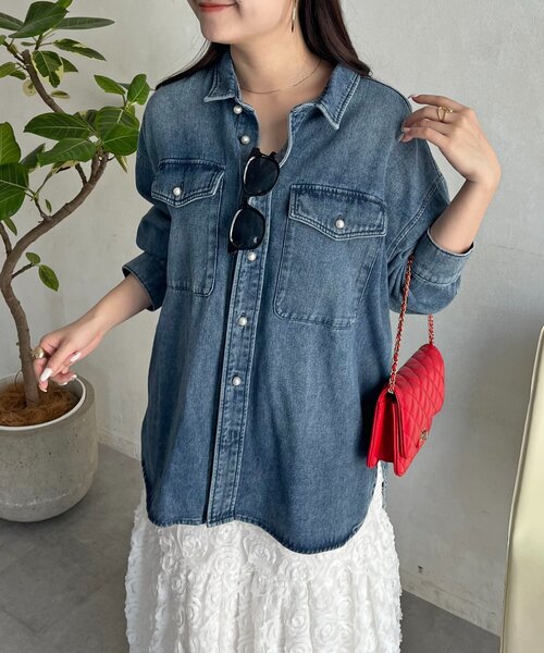 prose verse（プロズヴェール）の「パールボタンオーバーサイズデニムシャツ（シャツ/ブラウス・レディース・サックスブルー/ブルー・FREE）」の6枚目の写真