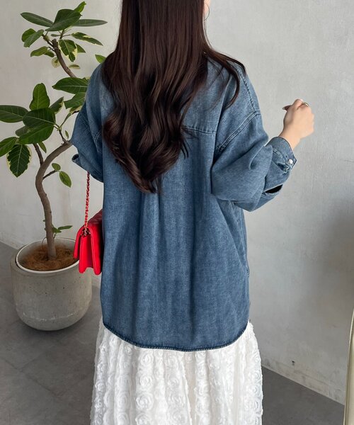 prose verse（プロズヴェール）の「パールボタンオーバーサイズデニムシャツ（シャツ/ブラウス・レディース・サックスブルー/ブルー・FREE）」の11枚目の写真