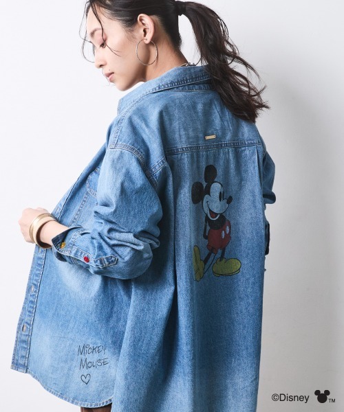Disney（ディズニー）の「ミッキーマウス/綿100％バックプリントライトオンスデニムシャツ＜大きいサイズ有＞シックスタイル（シャツ/ブラウス・レディース・ライトブルー/ブルー系・5L/4L/3L/LL/M/L）」の2枚目の写真