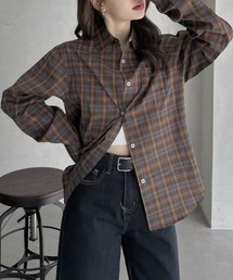 ゆったりシルエットが魅力のオーバーサイズチェックシャツ