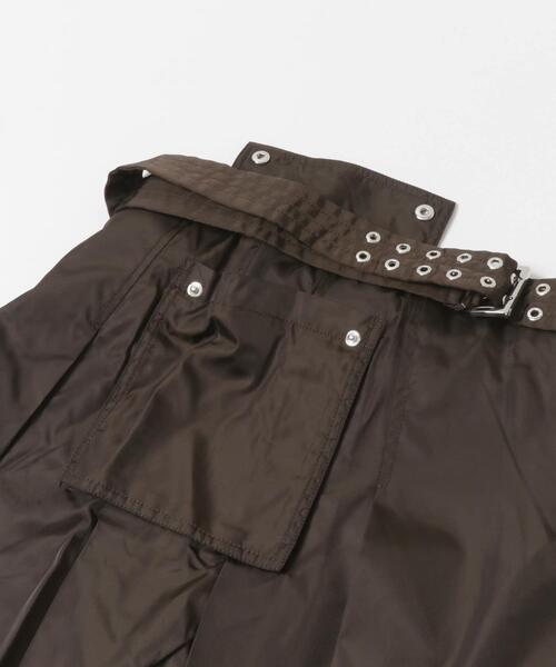 GANNI（ガニー）の「GANNI　DUCHESSE NYLON POCKET SKIRT（スカート・レディース・ブラウン・36）」の7枚目の写真