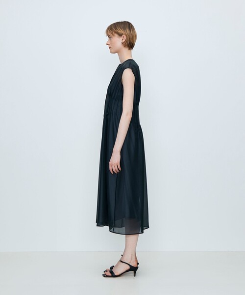TOMORROWLAND collection(トゥモローランドコレクション)の「シアーオーガンジー ウエストタックワンピース(ワンピース・レディース・ネイビー/ライトブラウン・36/34)」の4枚目の写真