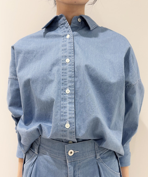 Tiara(ティアラ)の「デニムシャツ(シャツ/ブラウス・レディース・インディゴブルー/ライトブルー・FREE)」の1枚目の写真
