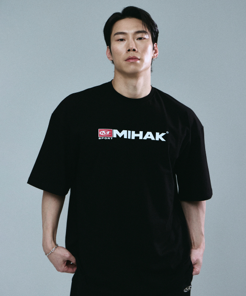 MIHAK(ミハク)の「スポーツエンブレムオーバーサイズTシャツ(BLACK)(Tシャツ/カットソー・メンズ・その他・1/2/3)」の1枚目の写真