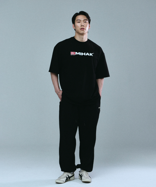 MIHAK(ミハク)の「スポーツエンブレムオーバーサイズTシャツ(BLACK)(Tシャツ/カットソー・メンズ・その他・1/2/3)」の2枚目の写真