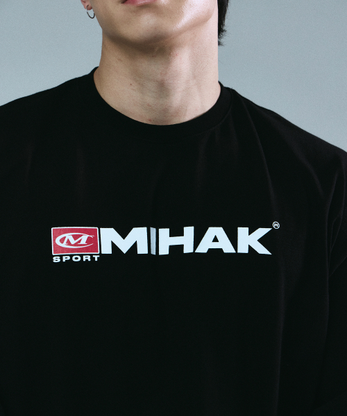 MIHAK(ミハク)の「スポーツエンブレムオーバーサイズTシャツ(BLACK)(Tシャツ/カットソー・メンズ・その他・1/2/3)」の3枚目の写真
