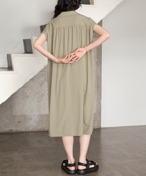 GALLEST（ギャレスト）の「Comfy SET UP｜スキッパーワンピース【通勤／接触冷感／UVカット】（ワンピース・レディース・キャメル/オリーブ/ブラック/グレー系その他6・38/34）」の10枚目の写真