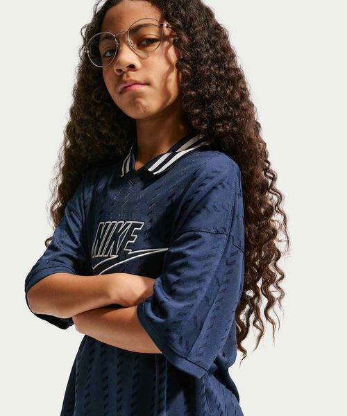 NIKE(ナイキ)の「ナイキ スポーツウェア ジュニア ショートスリーブ ジャージー / Nike Sportswear Big Kids' Short-Sleeve Jersey IQ0435-410 Midnight Navy(ジャージ・キッズ・ネイビー・130/140/150/160)」の2枚目の写真