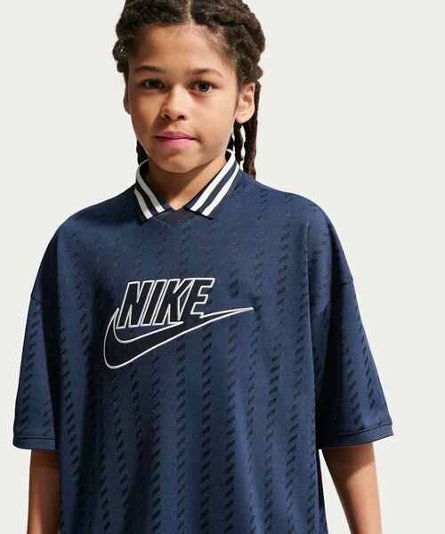 NIKE(ナイキ)の「ナイキ スポーツウェア ジュニア ショートスリーブ ジャージー / Nike Sportswear Big Kids' Short-Sleeve Jersey IQ0435-410 Midnight Navy(ジャージ・キッズ・ネイビー・130/140/150/160)」の3枚目の写真