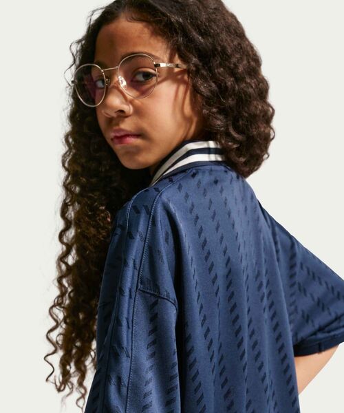 NIKE(ナイキ)の「ナイキ スポーツウェア ジュニア ショートスリーブ ジャージー / Nike Sportswear Big Kids' Short-Sleeve Jersey IQ0435-410 Midnight Navy(ジャージ・キッズ・ネイビー・130/140/150/160)」の4枚目の写真