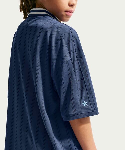 NIKE(ナイキ)の「ナイキ スポーツウェア ジュニア ショートスリーブ ジャージー / Nike Sportswear Big Kids' Short-Sleeve Jersey IQ0435-410 Midnight Navy(ジャージ・キッズ・ネイビー・130/140/150/160)」の5枚目の写真