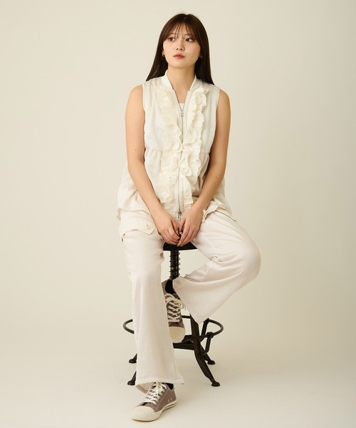 AVIE(アビィ)の「フリルデザインサテンボリュームベスト(ベスト・レディース・ブラック/アイボリー・38)」の19枚目の写真