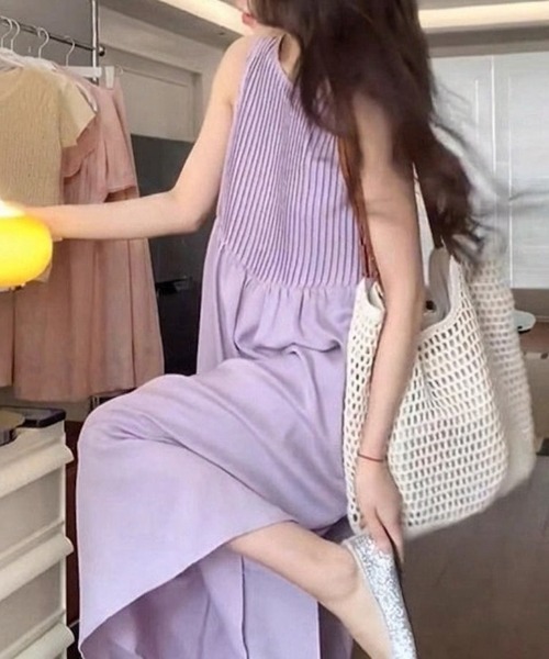 AMAJI(アマジ)の「プリーツロング丈ノースリーブワンピース(ワンピース・レディース・パープル・SMALL/MEDIUM/LARGE/X-LARGE)」の3枚目の写真
