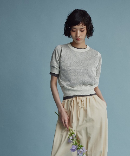 W:Huku(フーク)の「【W:Huku / バイカラーシャイニーニット】シアー ハーフスリーブ トップス(ニット/セーター・レディース・オレンジ/オフホワイト/ベージュ/ブラウン/チャコール・FREE)」の2枚目の写真