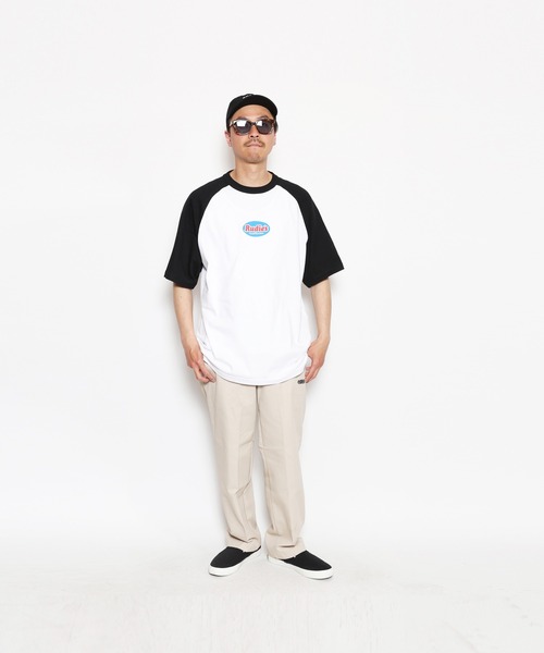 RUDIE'S（ルーディーズ）の「CURVY RAGLAN TEE（Tシャツ/カットソー・メンズ・ホワイト×パープル/ホワイト×ブラック/アッシュグレー・XL/L）」の2枚目の写真