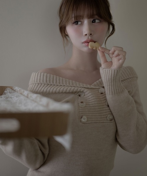 M DOLLY(エムドリー)の「Twin button Elma knit tops/ ツインボタンエルマニットトップス(ニット/セーター・レディース・グレー/アイボリー/ベージュ・FREE)」の13枚目の写真