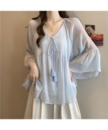 透け感のあるシフォン素材のフレア袖ブラウス