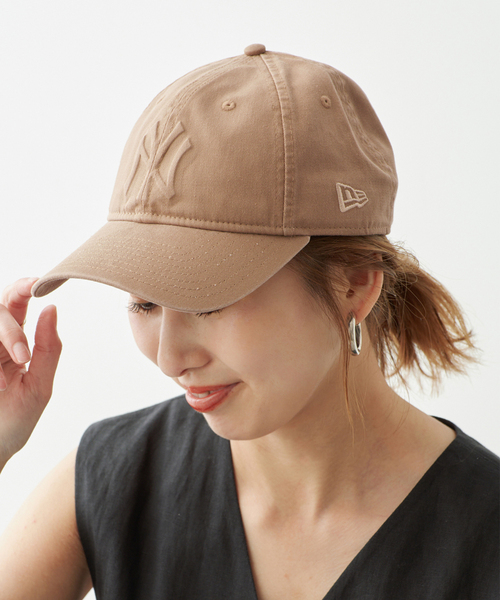 Spick & Span（スピックアンドスパン）の「《別注 / 》NEW ERA / ニューエラ 940UNST EMBOSS*（キャップ・レディース・ベージュ/グレー・FREE）」の2枚目の写真