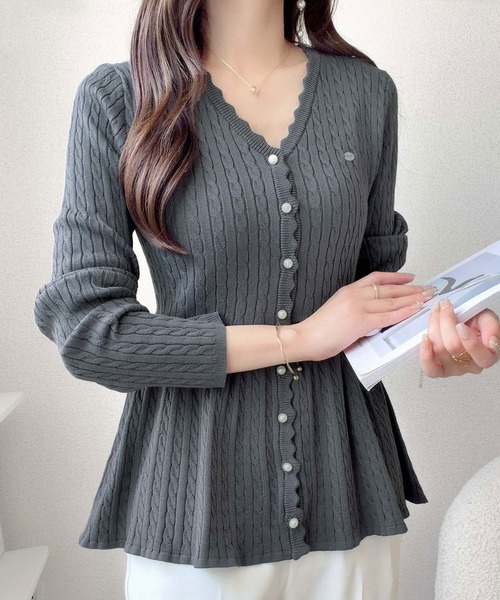 mily bilet(ミウィビレット)の「【mily bilet】いつものペプラムを、ケーブル編みで上品に。プレート付き パールボタン ケーブル編みペプラムニットカーディガン(長袖)(ニット/セーター・レディース・チャコール/アイボリー・LARGE/MEDIUM/SMALL/X-LARGE)」の1枚目の写真