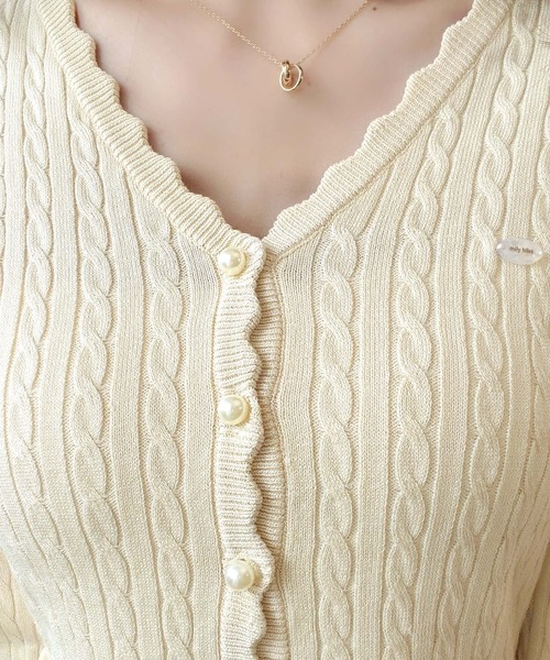 mily bilet(ミウィビレット)の「【mily bilet】いつものペプラムを、ケーブル編みで上品に。プレート付き パールボタン ケーブル編みペプラムニットカーディガン(長袖)(ニット/セーター・レディース・チャコール/アイボリー・LARGE/MEDIUM/SMALL/X-LARGE)」の5枚目の写真