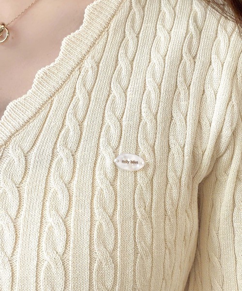 mily bilet(ミウィビレット)の「【mily bilet】いつものペプラムを、ケーブル編みで上品に。プレート付き パールボタン ケーブル編みペプラムニットカーディガン(長袖)(ニット/セーター・レディース・チャコール/アイボリー・LARGE/MEDIUM/SMALL/X-LARGE)」の6枚目の写真