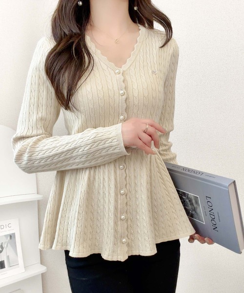 mily bilet(ミウィビレット)の「【mily bilet】いつものペプラムを、ケーブル編みで上品に。プレート付き パールボタン ケーブル編みペプラムニットカーディガン(長袖)(ニット/セーター・レディース・チャコール/アイボリー・LARGE/MEDIUM/SMALL/X-LARGE)」の13枚目の写真