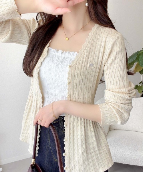 mily bilet(ミウィビレット)の「【mily bilet】いつものペプラムを、ケーブル編みで上品に。プレート付き パールボタン ケーブル編みペプラムニットカーディガン(長袖)(ニット/セーター・レディース・チャコール/アイボリー・LARGE/MEDIUM/SMALL/X-LARGE)」の9枚目の写真