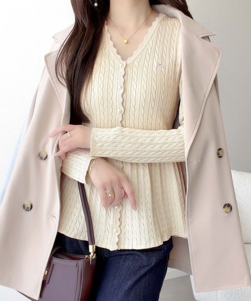 mily bilet(ミウィビレット)の「【mily bilet】いつものペプラムを、ケーブル編みで上品に。プレート付き パールボタン ケーブル編みペプラムニットカーディガン(長袖)(ニット/セーター・レディース・チャコール/アイボリー・LARGE/MEDIUM/SMALL/X-LARGE)」の19枚目の写真